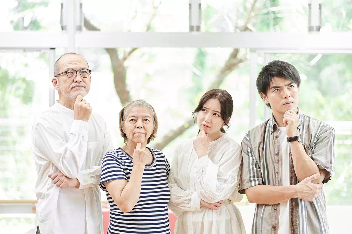 悩んでいる家族の画像